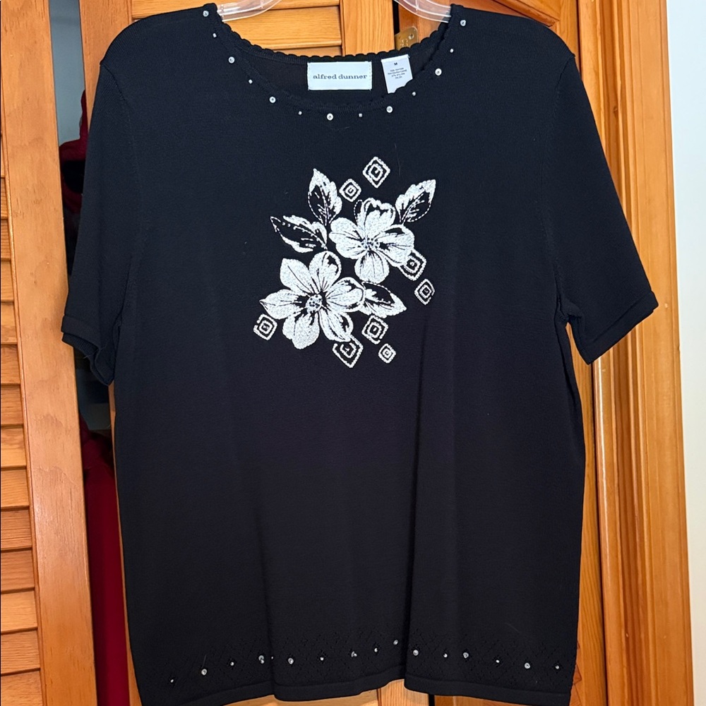 Alfred Dunner midweight top. Medium size. Black and White. Never worn